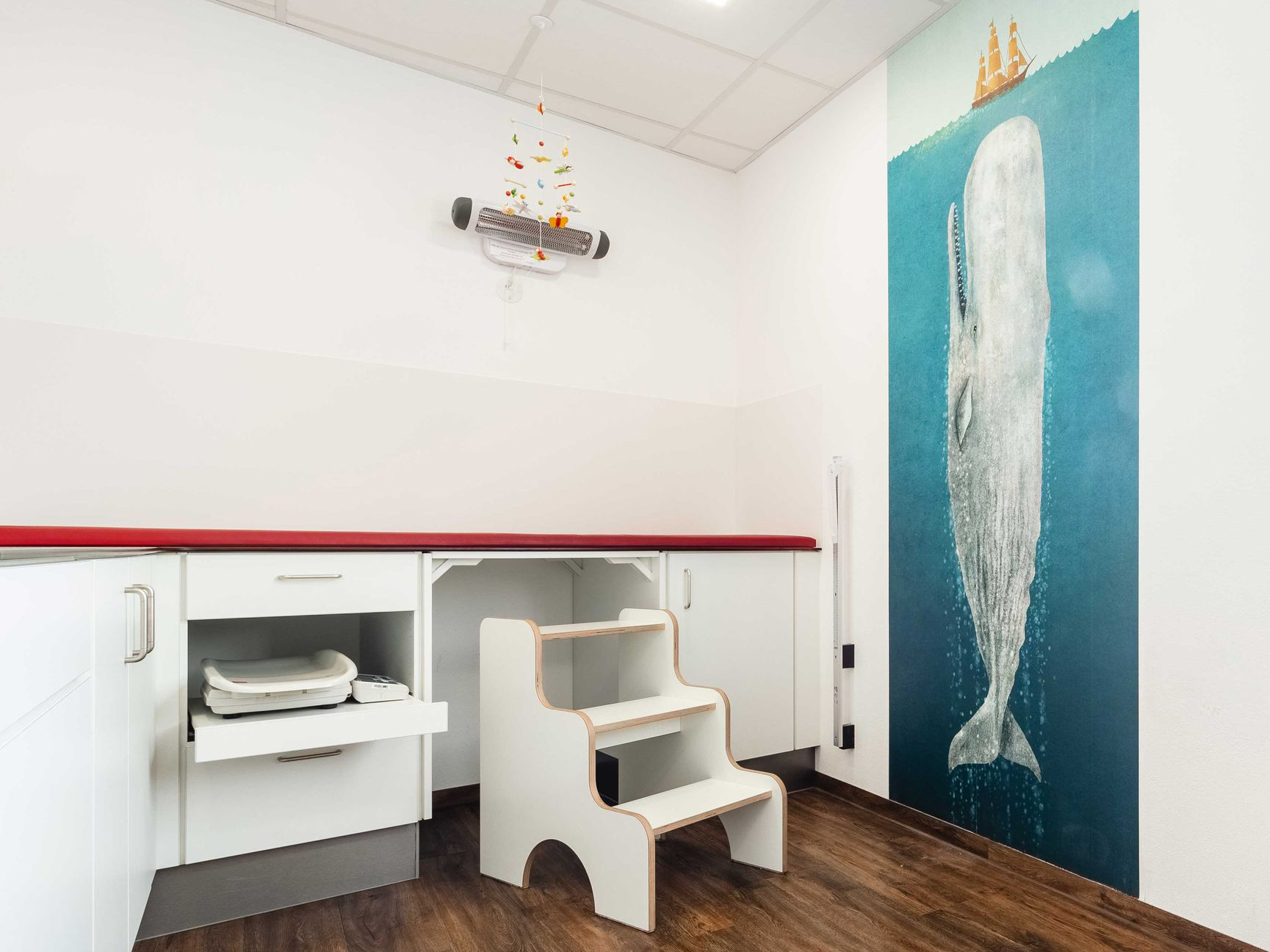Behandlungszimmer für die Untersuchung von Kindern und Jugendlichen