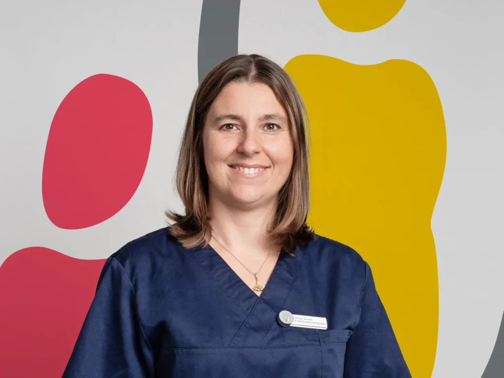 Sibylle Nowak Kinderkrankenschwester aus der Uniklinik Augsburg jahrelang in der pulmologischen Ambulanz tätig. Asthmatrainerin, Allergologische Fachassistenz für Kinder- und Jugendliche. (GPA). Seit März 2020 ergänzt sie unser Team in Teilzeit.